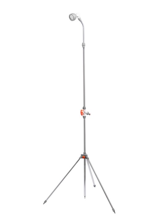 Zahradní sprcha se zvlhčovačem na trojnožce